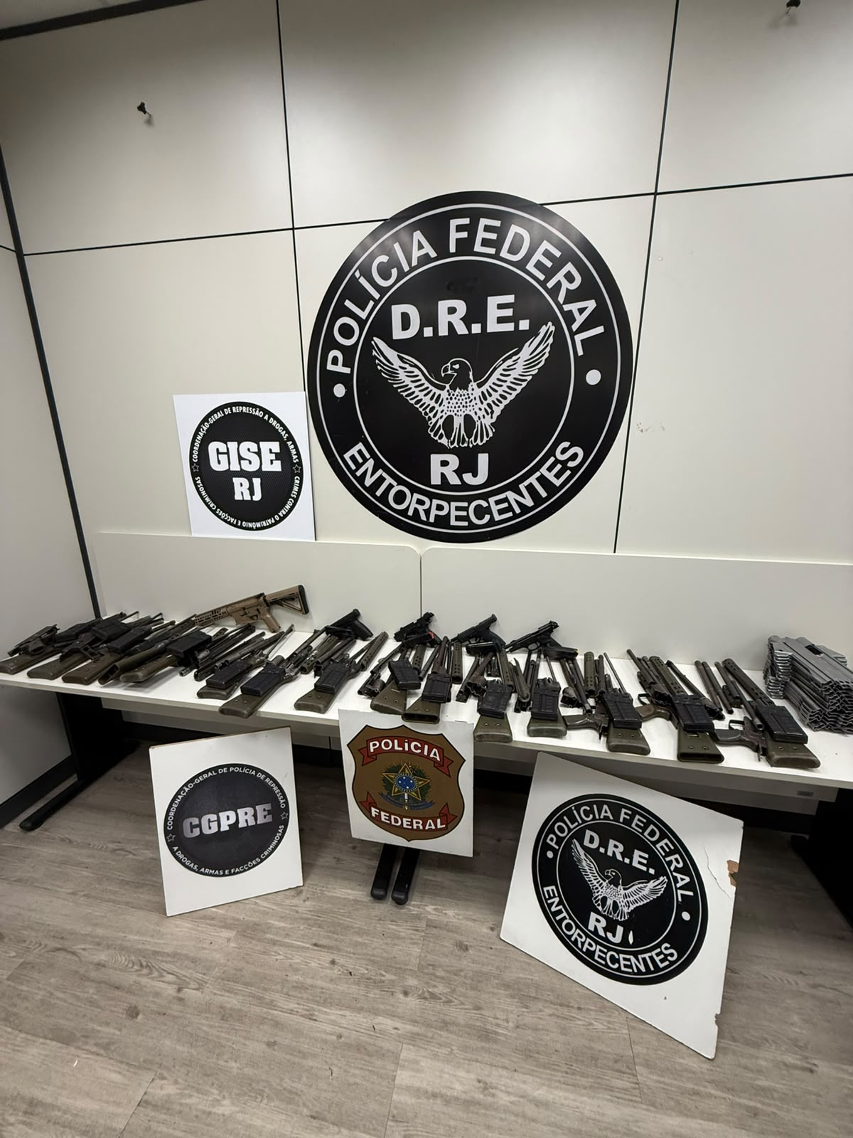Homem é preso com 20 armas na Via Dutra, em Barra Mansa