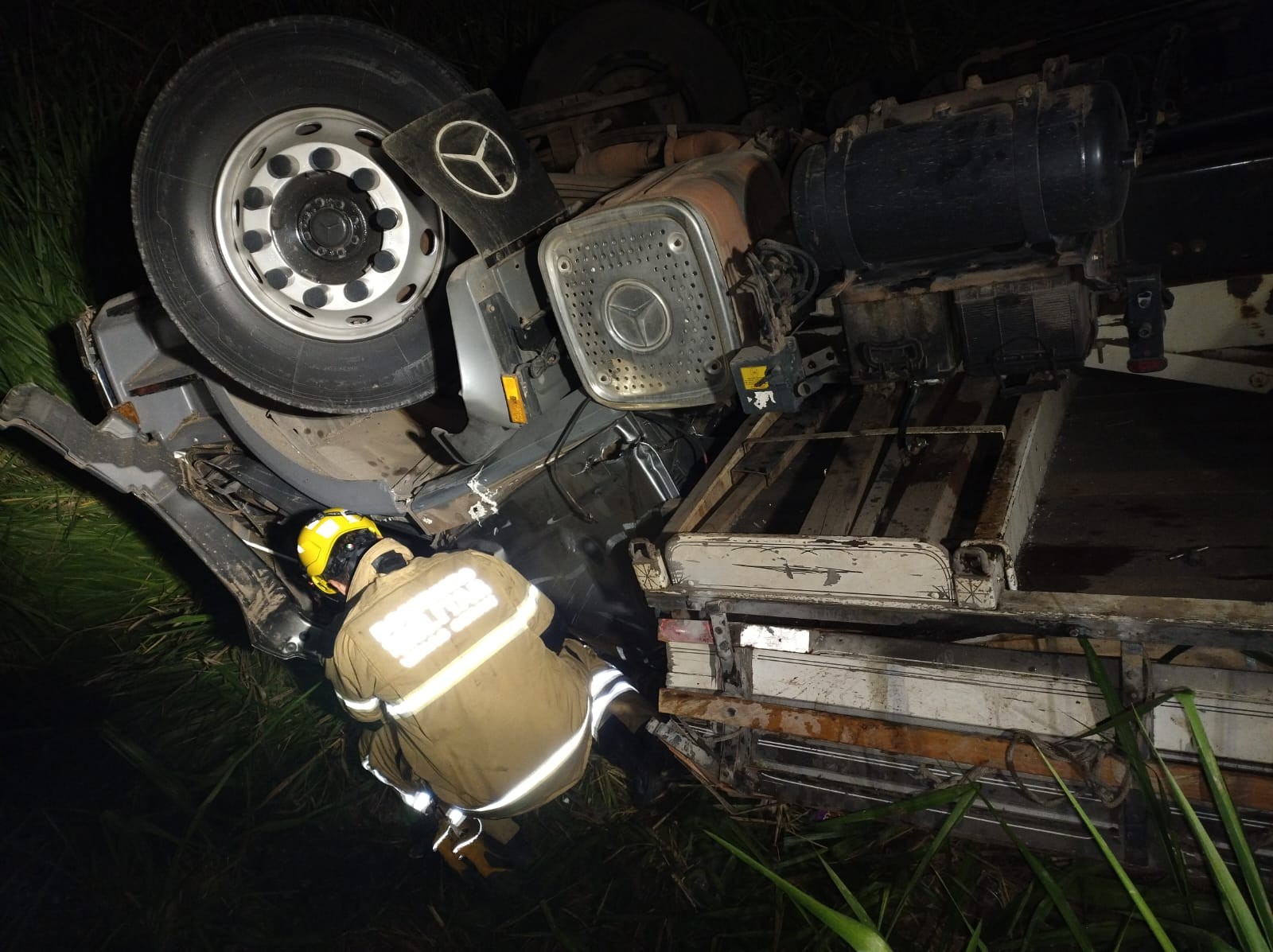 Acidente com carreta deixa motorista morto na BR-251