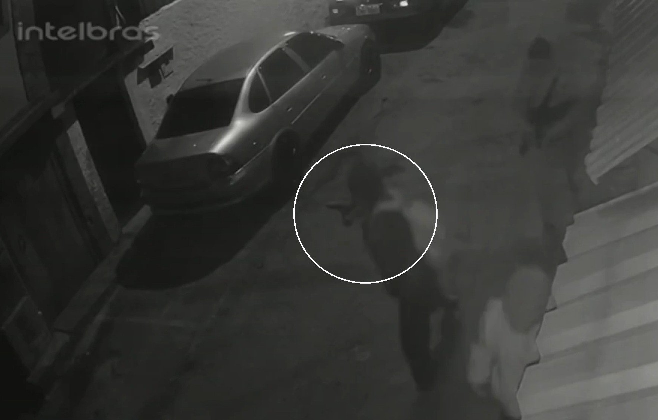 VÍDEO: carro de motorista de aplicativo é baleado com mais de 20 tiros em Teresópolis