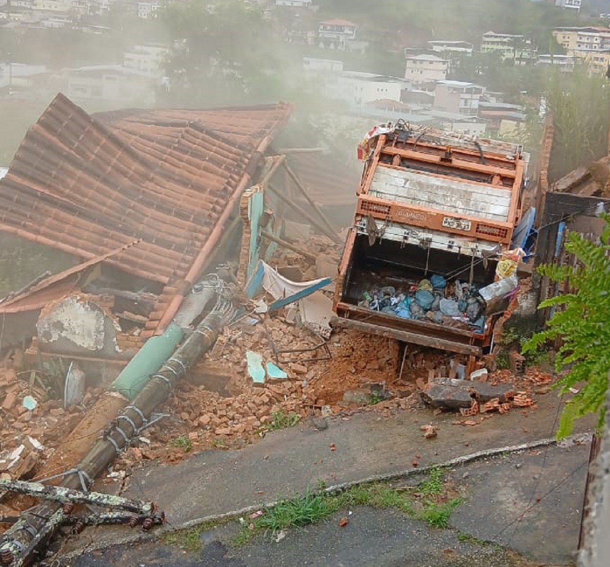 Caminhão de lixo desce rua desgovernado e destrói casa em MG; VÍDEO 