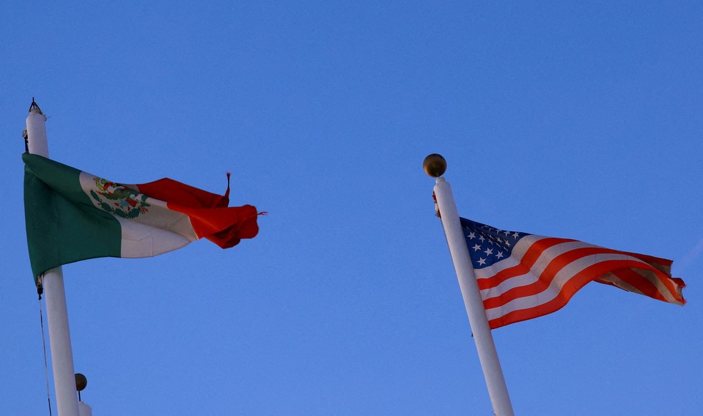 Bandeiras de México e Estados Unidos hasteadas em Ciudad Juarez, em fevereiro de 2025 — Foto: REUTERS/Jose Luis Gonzalez