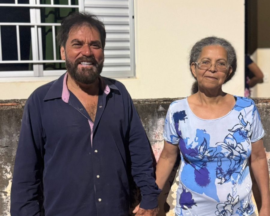 Homem que viralizou com novo sorriso após transformação no interior de SP busca emprego para ajudar esposa nas despesas