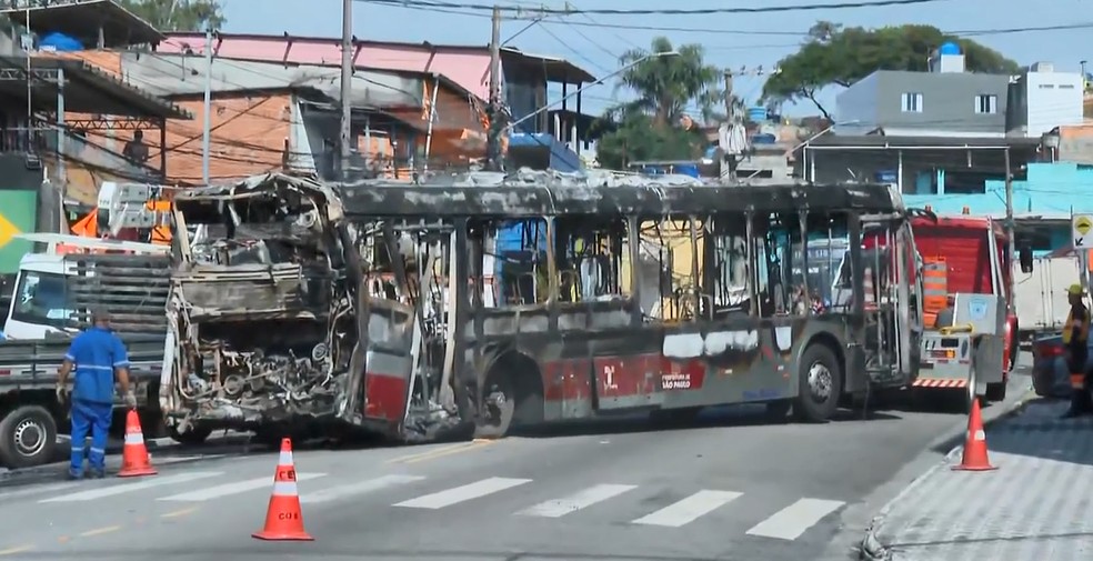 Ônibus é incendiado por grupo armado na Zona Sul de São Paulo e deixa região sem energia. — Foto: Reprodução/TV Globo
