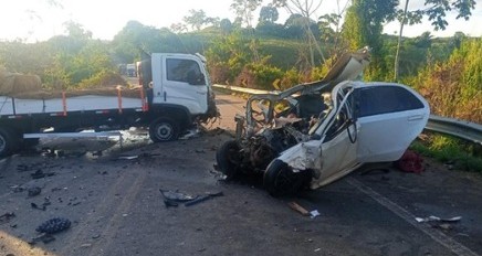 Duas pessoas morrem em batida entre carro e caminhão na Transamazônica, no PA