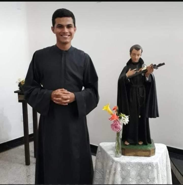 Jovem que queria ser padre deixa a vida religiosa para viver romance que começou no seminário 