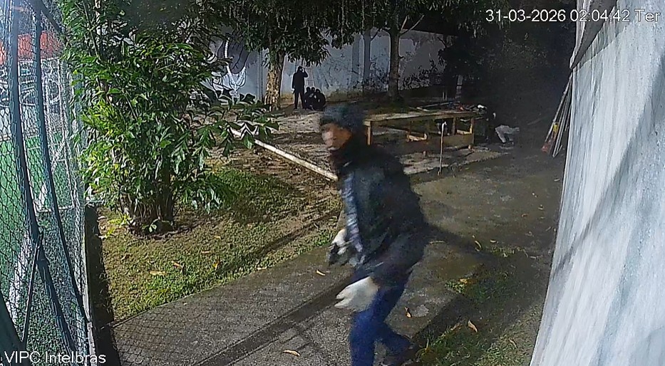 Vídeo mostra invasão e MC Poze do Rodo sendo rendido por bandidos encapuzados e armados com fuzis em casa no Rio