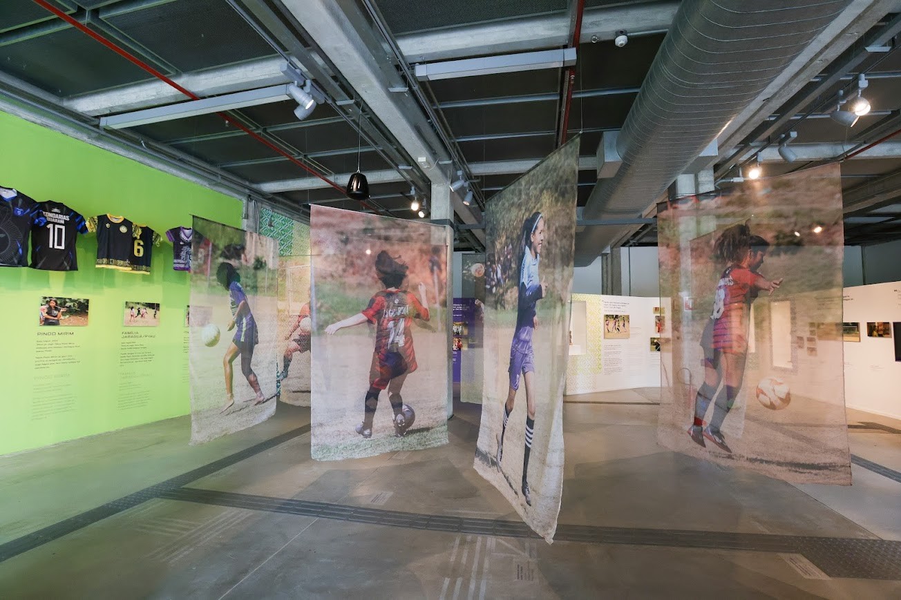 Museu do Futebol inaugura mostra sobre luta de mulheres indígenas por espaço na prática do esporte em aldeia de SP