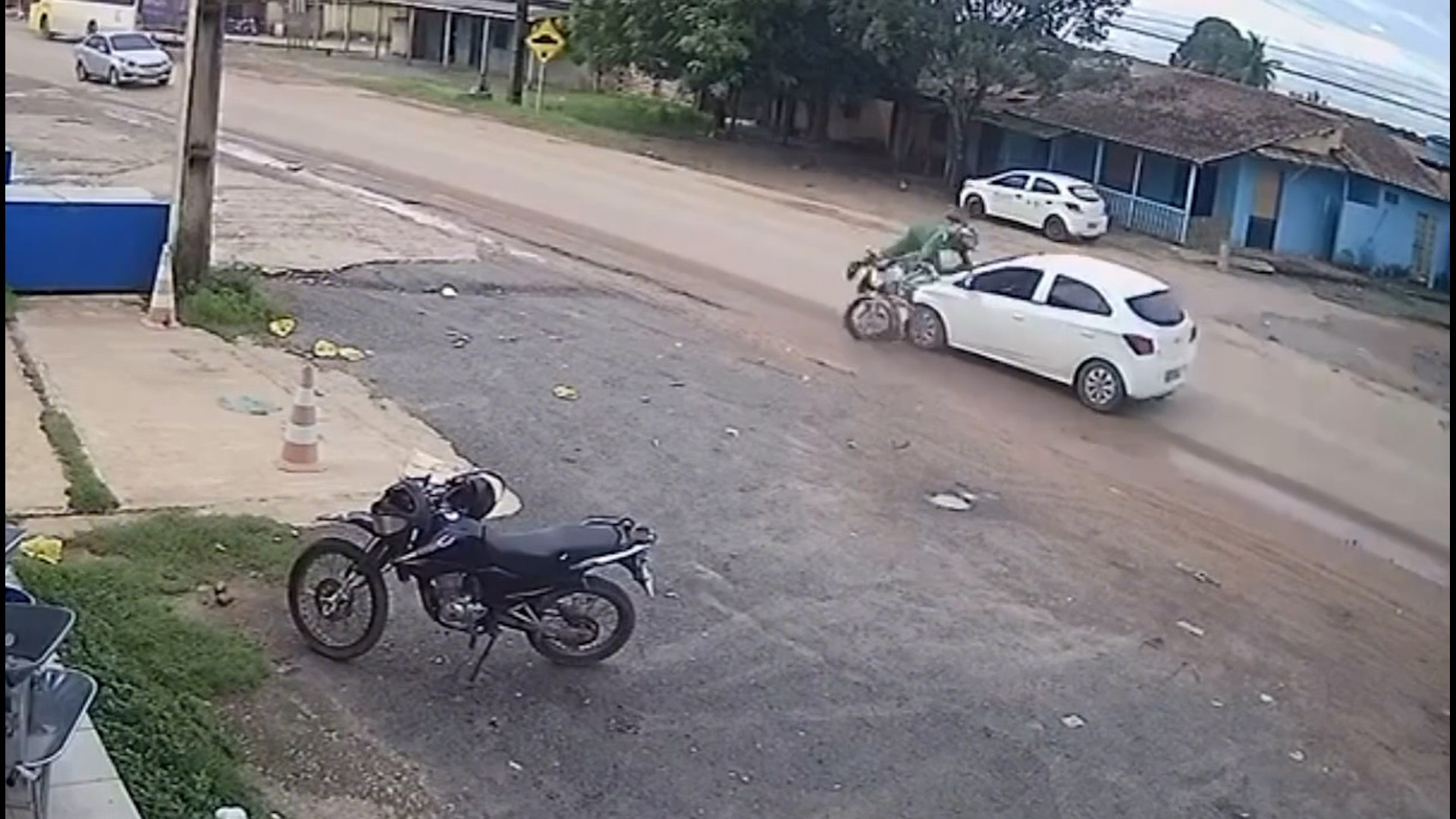 Motociclista é atingido por carro em alta velocidade que invadiu a contramão em Santarém