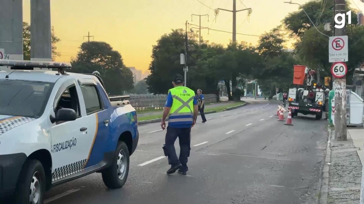 Com chão, postes e placas energizados, uma das avenidas mais importantes de Porto Alegre é bloqueada para motoristas e pedestres