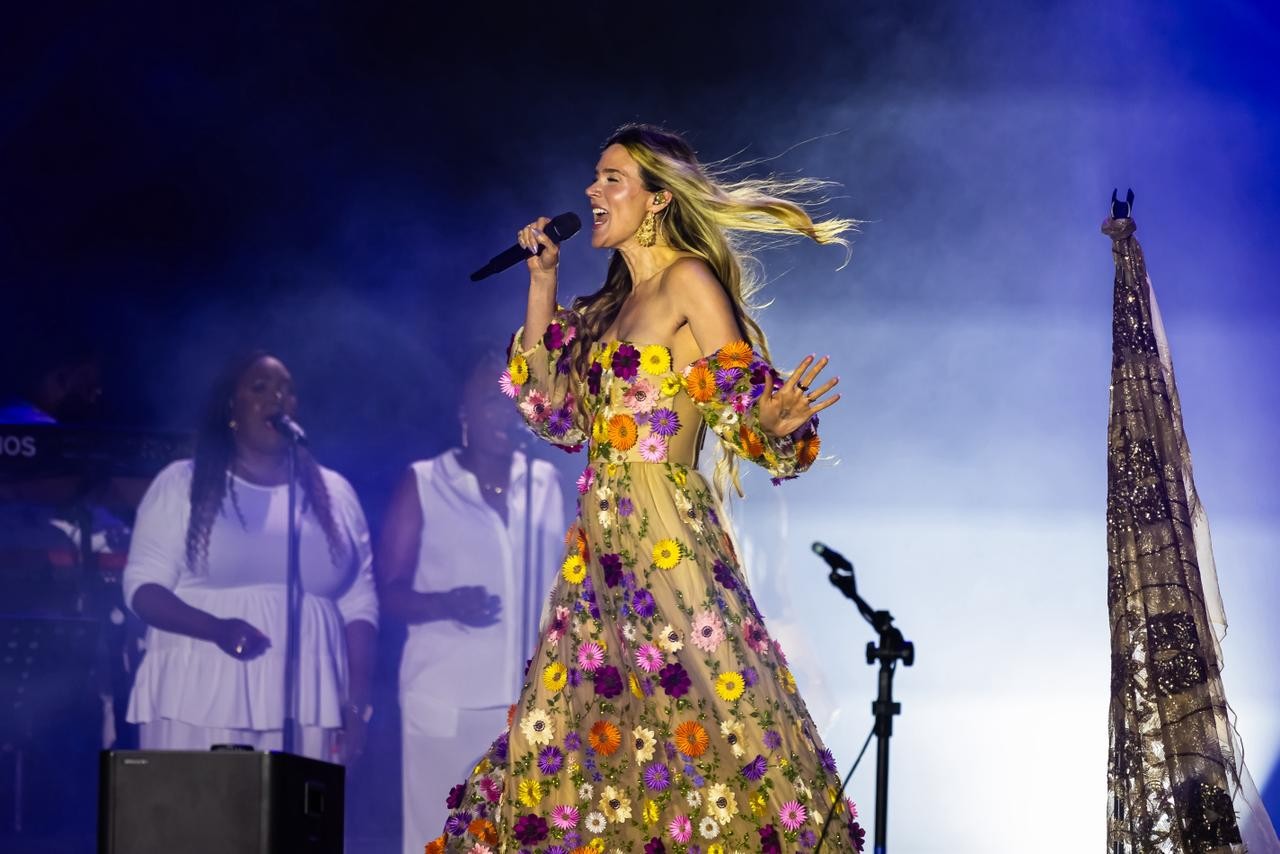 Joss Stone surpreende ao usar vestido feito por estilista brasileira e entregue após força-tarefa: 'Caça ao tesouro'