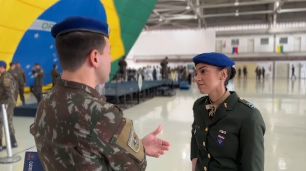 Tenente de 24 anos é a primeira mulher a se formar piloto de helicóptero do Comando de Aviação do Exército no Brasil — Foto: Reprodução/TV Vanguarda