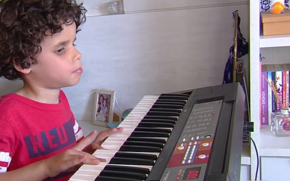 Aos 10 anos, menino paraense aprende a tocar piano sozinho; veja, Belém