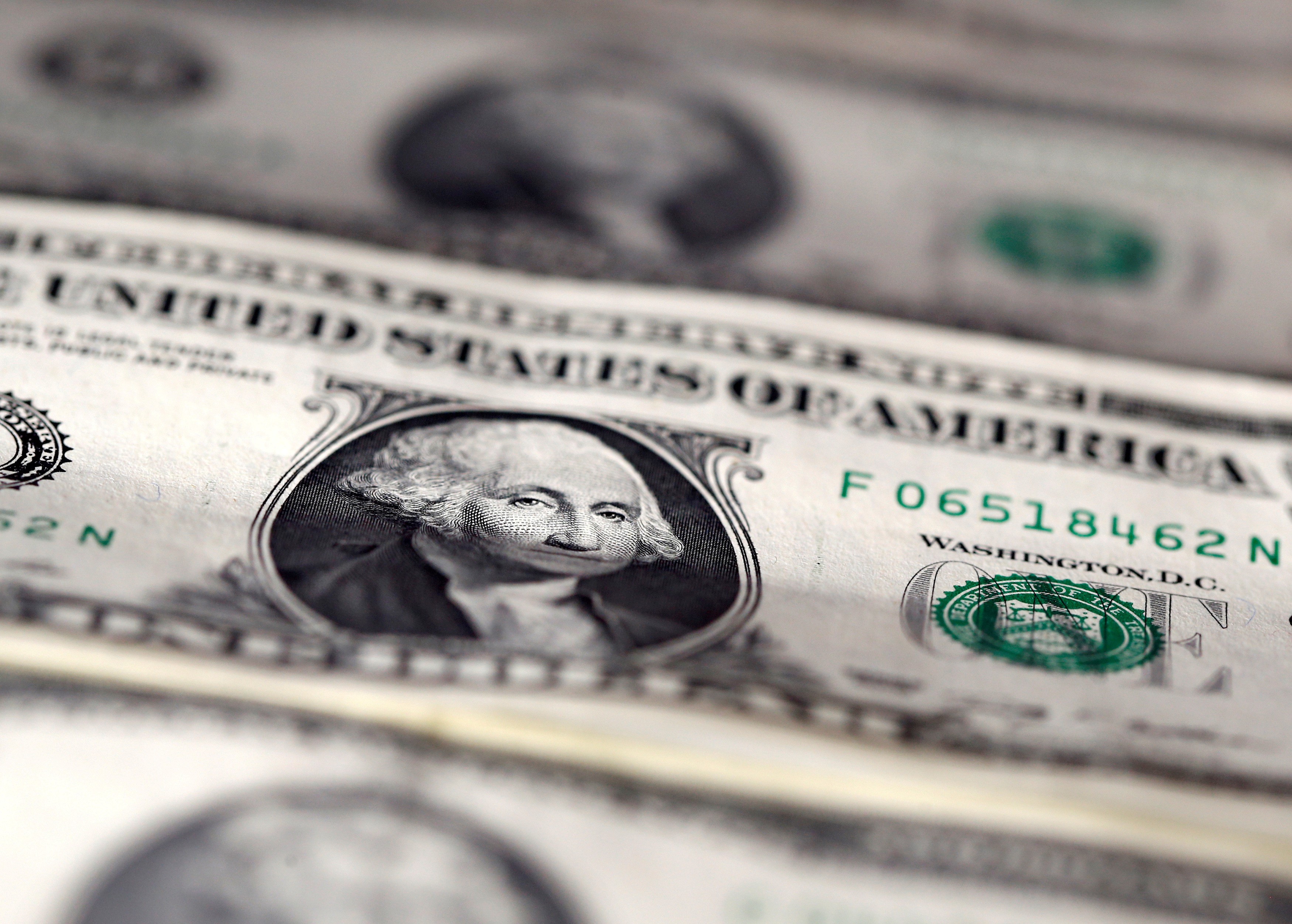 Dólar abre em queda, de olho em alta do petróleo e à espera da ata do Fed