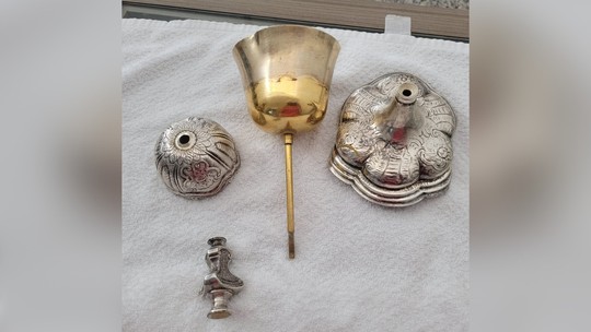 Jovens devolvem cálice italiano, sinos e castiçais furtados de igreja em Uberlândia 