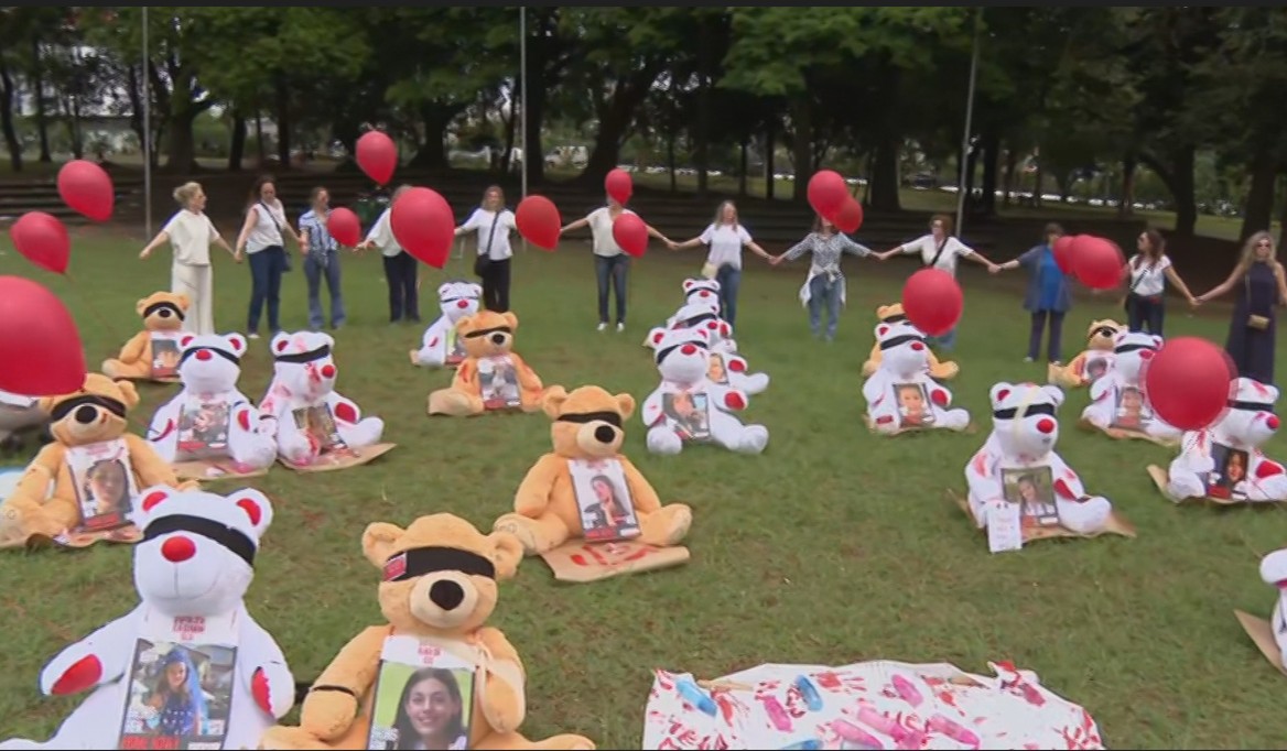 Parque de SP tem ato de protesto com ursos de pelúcia vendados que representam crianças israelenses sequestradas pelo Hamas