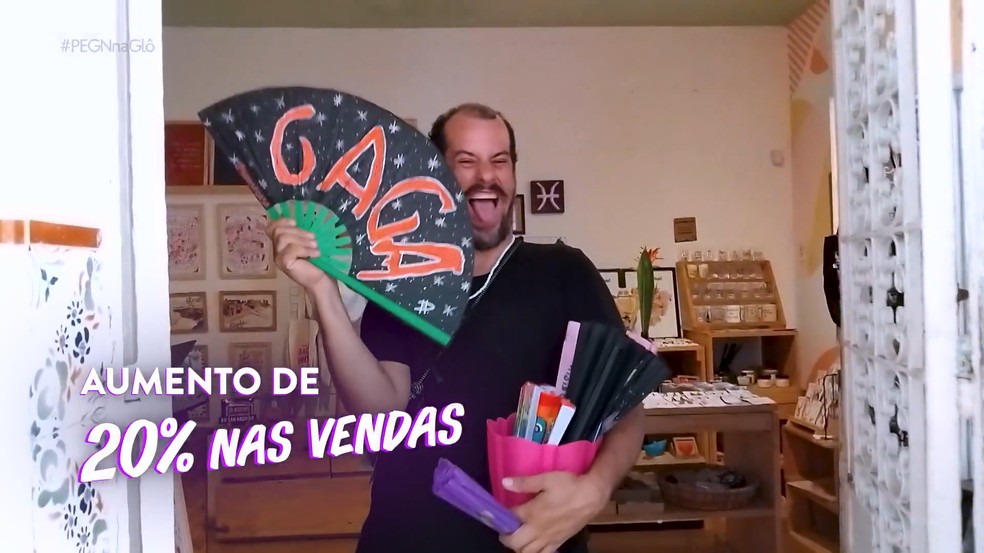 O artista visual e empreendedor Hamsa Dasa apostou em leques personalizados para atrair o público — Foto: Reprodução/PEGN