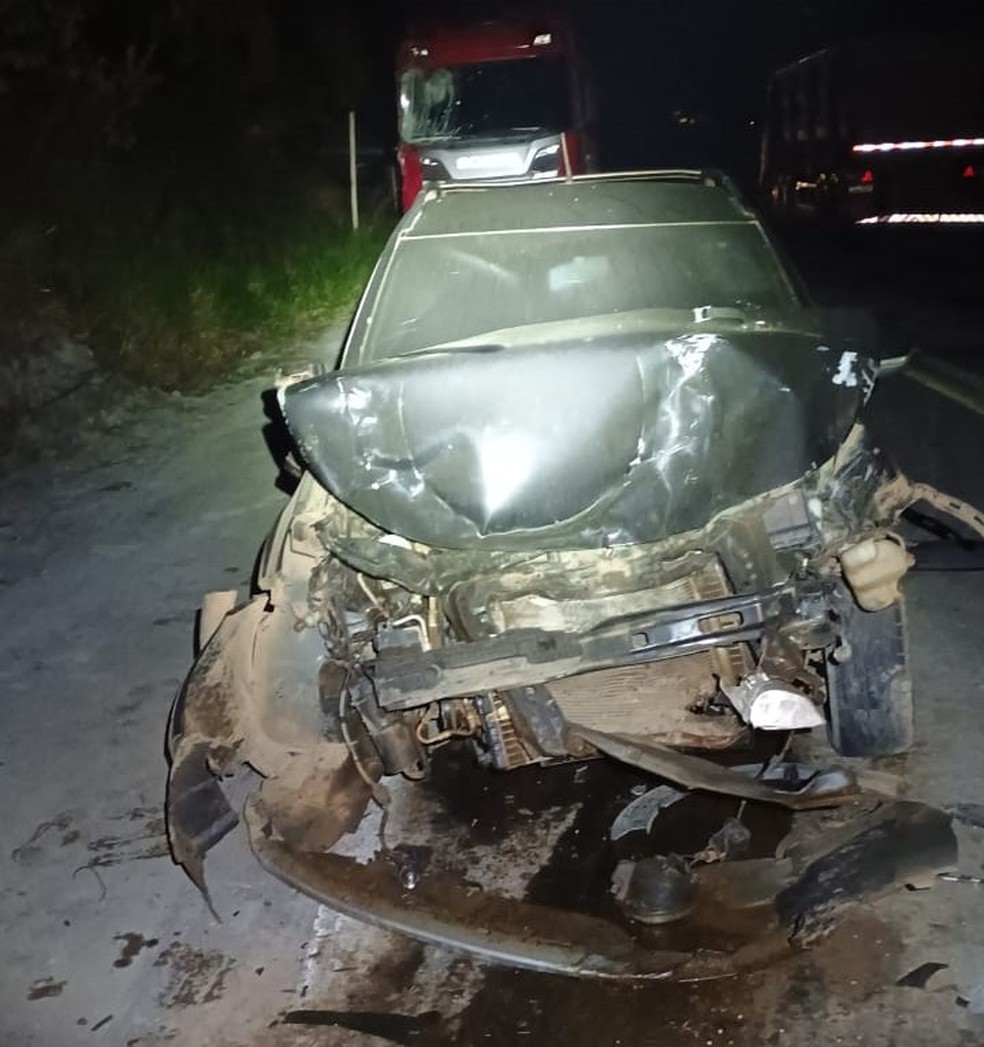 Situação da caminhonete após o acidente — Foto: PMRv/Divulgação