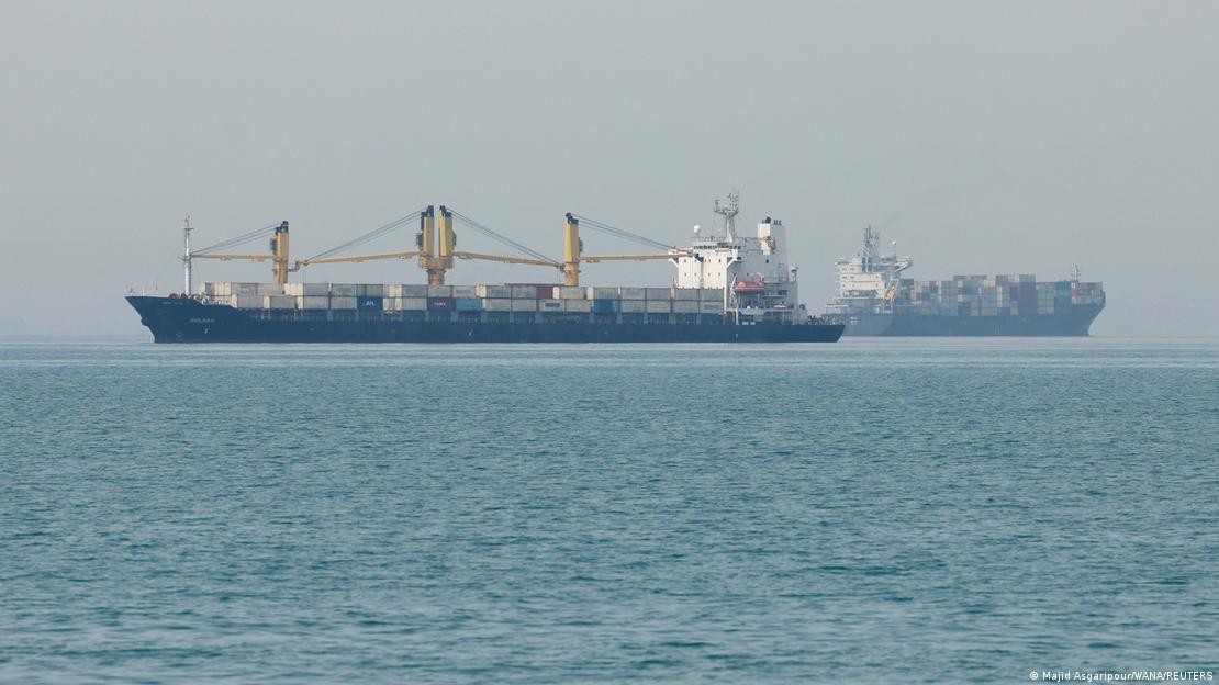 Número de navios que passam pelo Estreito de Ormuz voltará ao nível pré-guerra em 30 dias sob possível acordo, diz agência