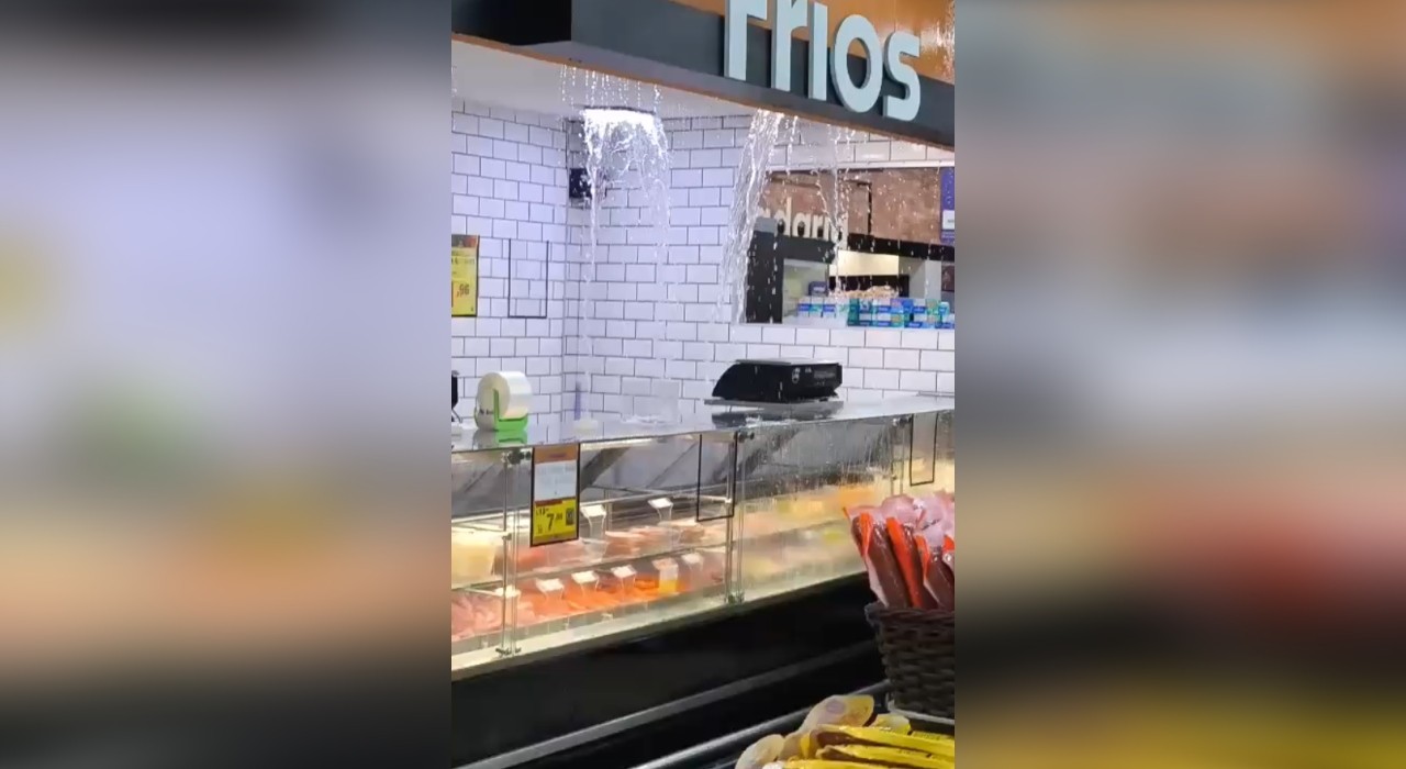 VÍDEO: chuva forte faz água vazar pelo teto e invadir dois supermercados em Jundiaí