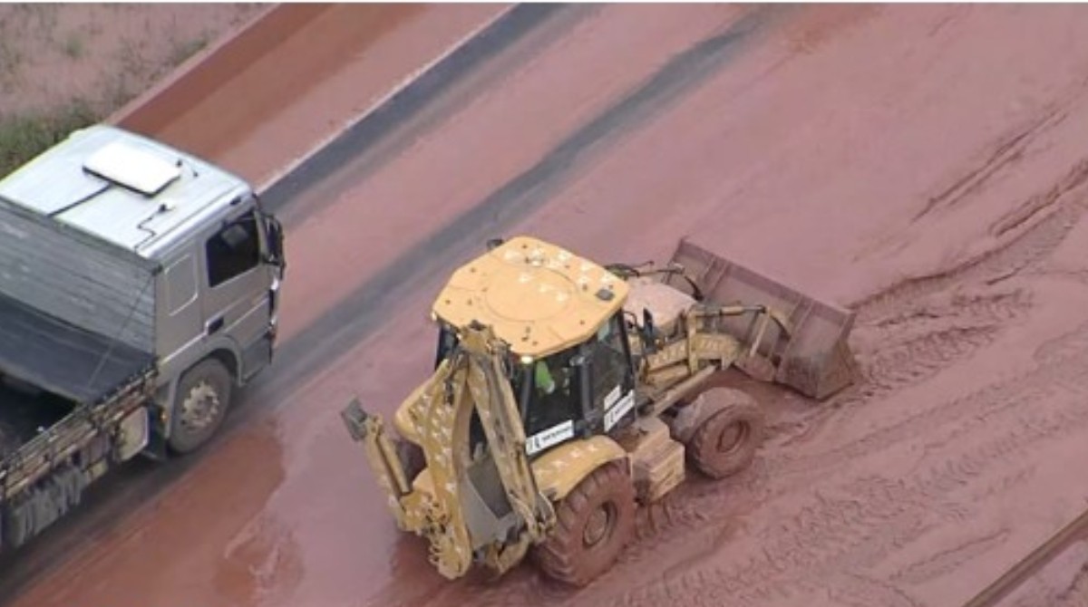 Régis Bittencourt: alagamento e lama causam cerca de 40 km de congestionamento após chuva