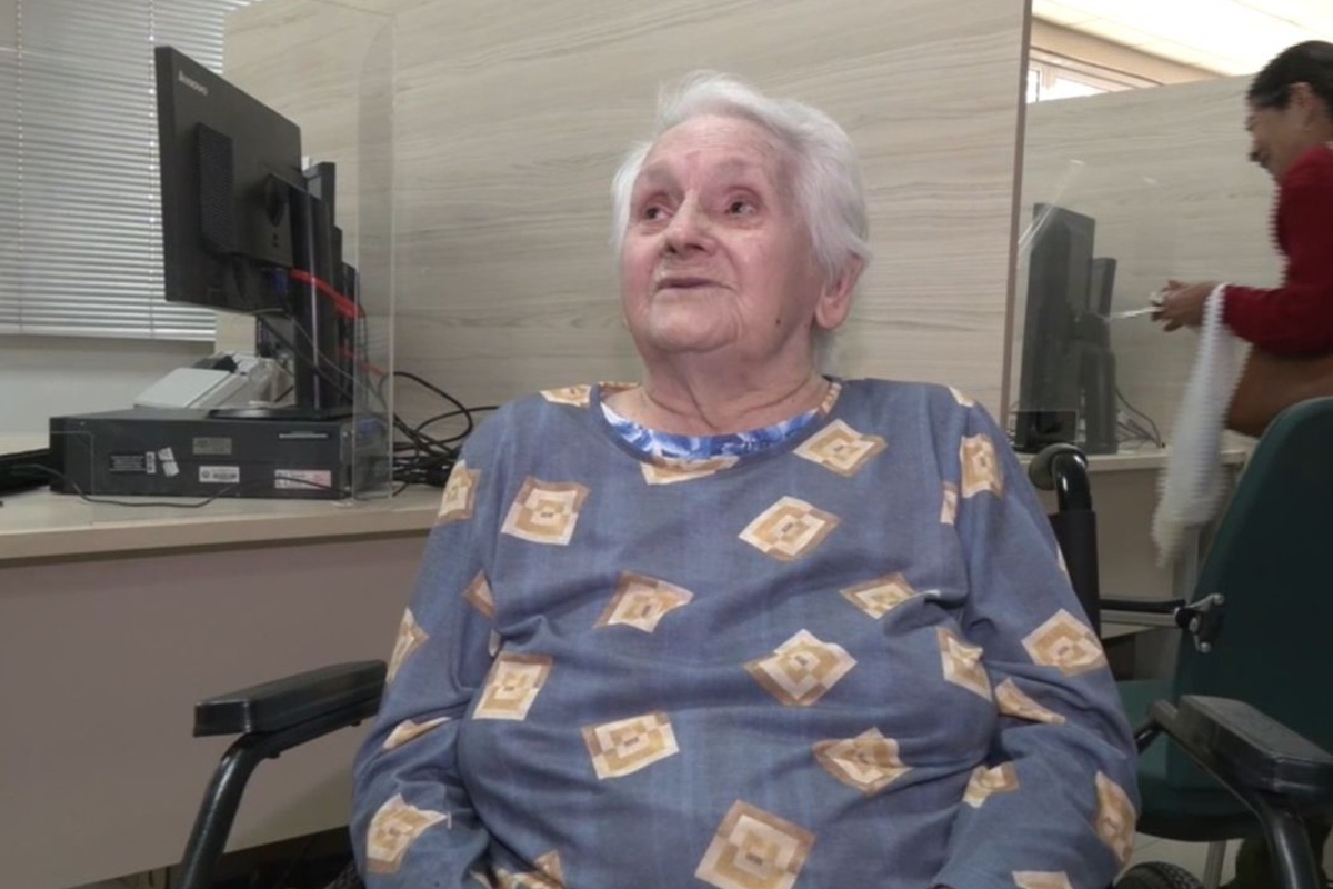 Aos 95 anos, Zélia realiza o sonho de ter o nome do pai em documento