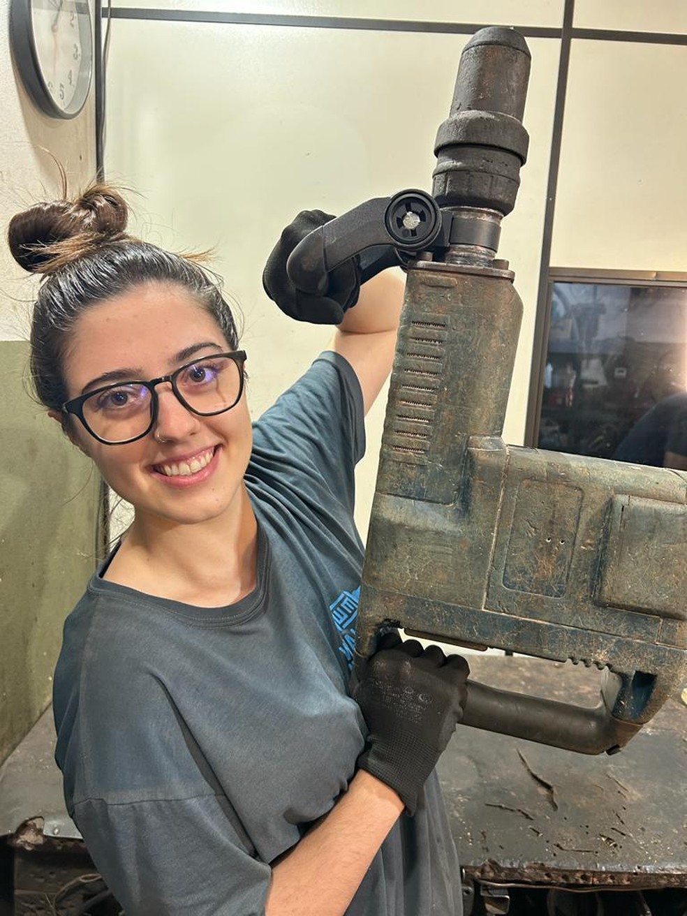 Larissa Nicola Ganho, ou apenas 'Graxinha', viralizou nas redes ao mostrar trabalho em oficina de Ibitinga (SP) — Foto: Arquivo Pessoal