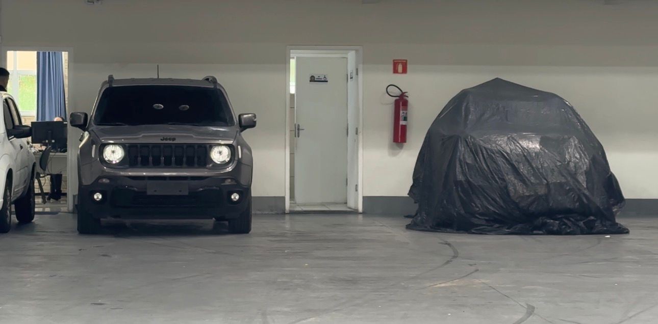 Carro usado na execução de ex-delegado, que ajudou a identificar suspeitos, está ao lado do veículo da vítima