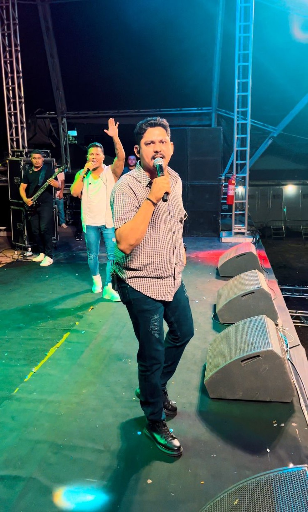 Sertanejos Felipe e Matheus durante show na Expoara — Foto: Divulgação