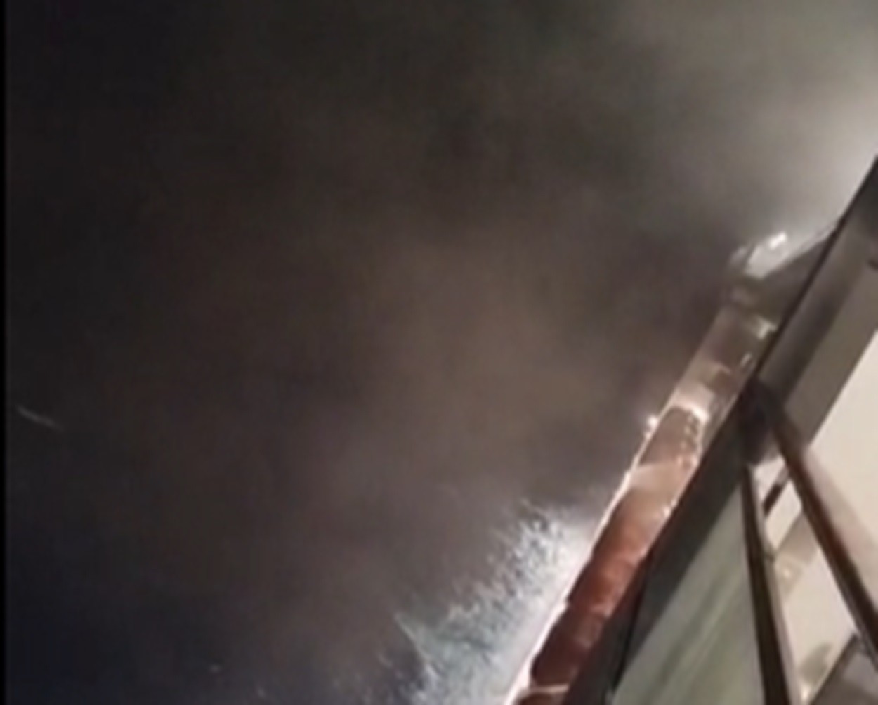 Incêndio atinge cruzeiro com turistas brasileiros no mar da Itália e deixa passageiros à deriva por mais de seis horas; VÍDEO
