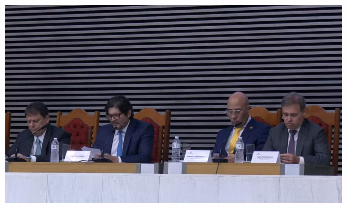 Ministro André Mendonça recebe Colar de Honra ao Mérito em sessão solene na Alesp com presença de Tarcísio e Nunes