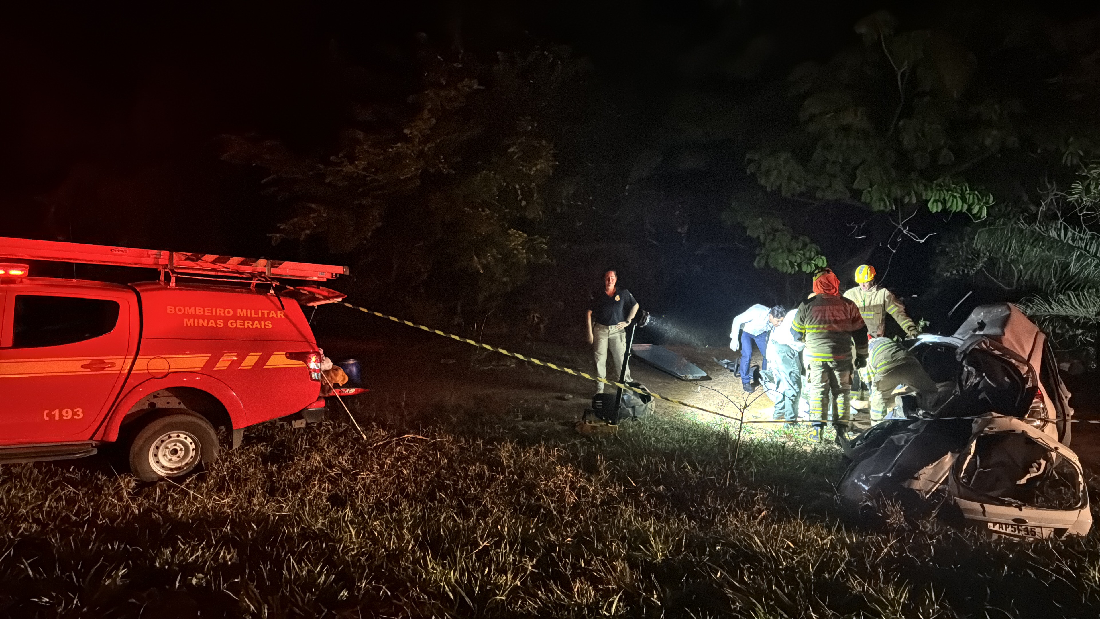 Motorista morre em batida entre carro e carreta na BR-365, em Montes Claros