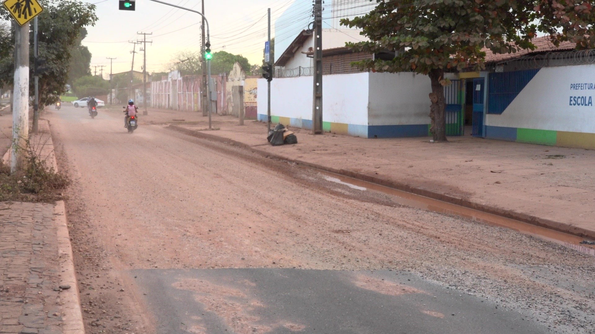 Obra paralisada deixa avenida coberta por poeira e preocupa moradores em Teresina