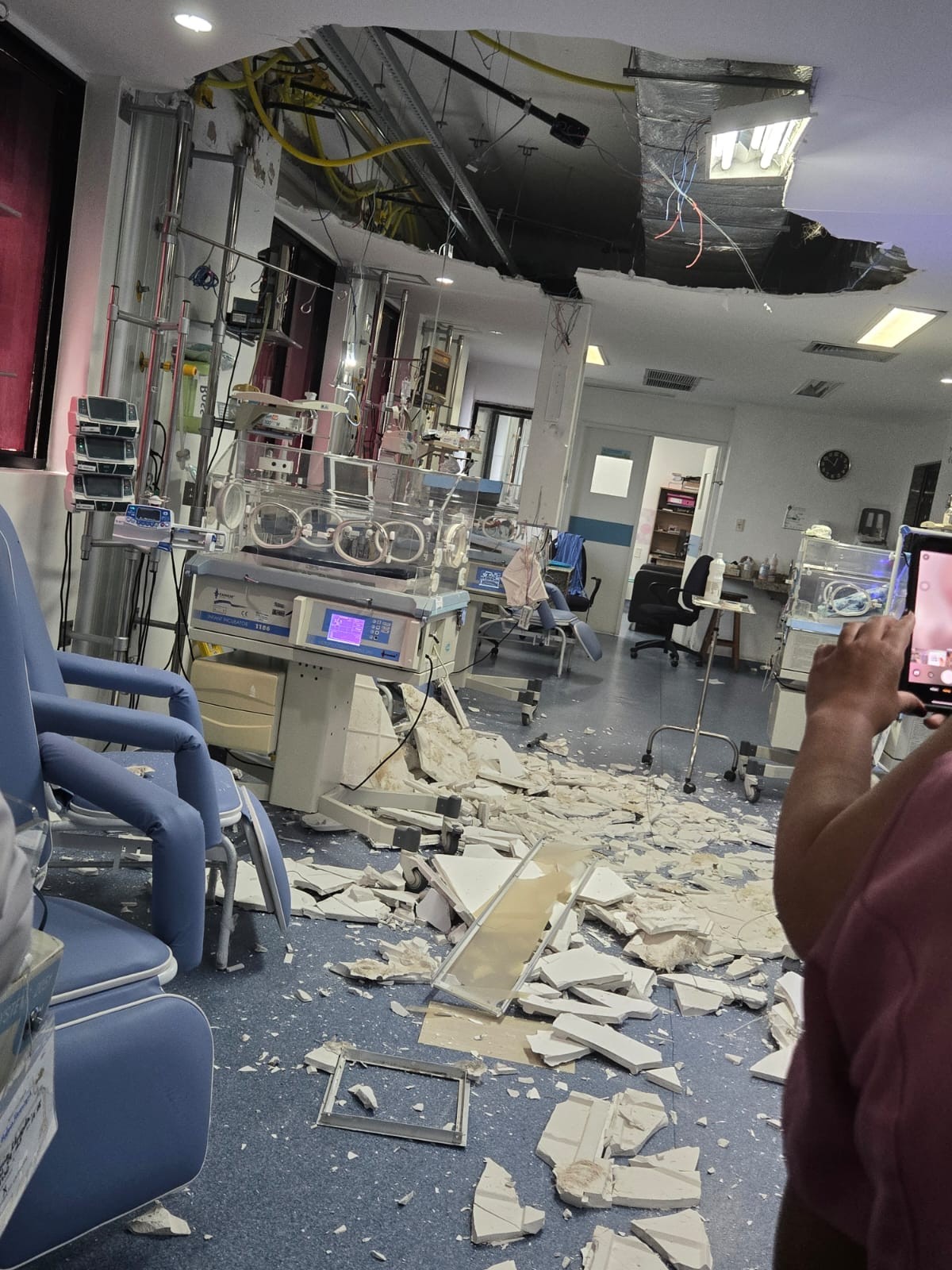 Teto de gesso cai em UTI neonatal em hospital no Recife e atinge incubadora com bebê; vídeo mostra estragos