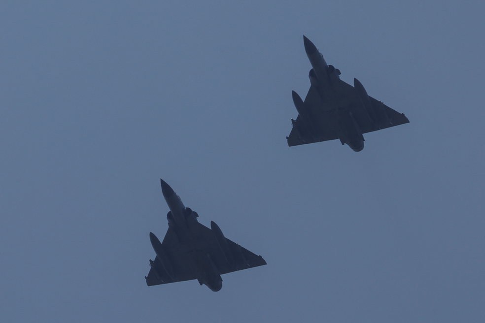 Caças Mirage 2000 de Taiwan sobrevoam proximidades do Estreito de Taiwan em reação a manobras militares da China, em 14 de outubro de 2024. — Foto: Tyrone Siu/ Reuters