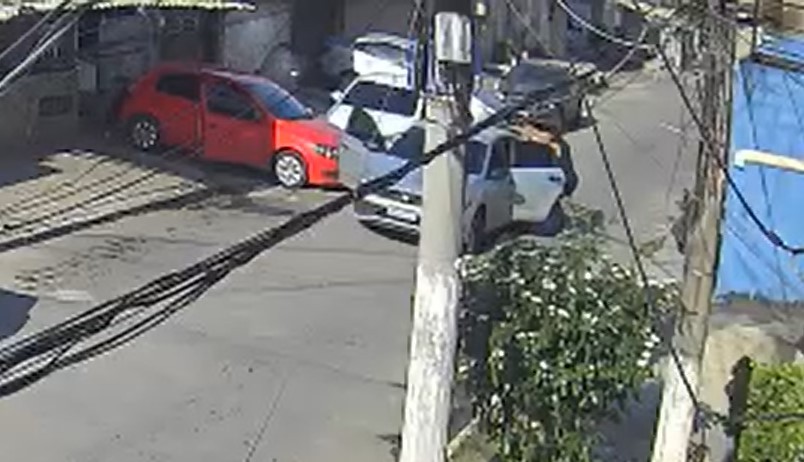 Menino de 3 anos morre e mãe é baleada na cabeça durante ataque a ex-policial no RJ; VÍDEO