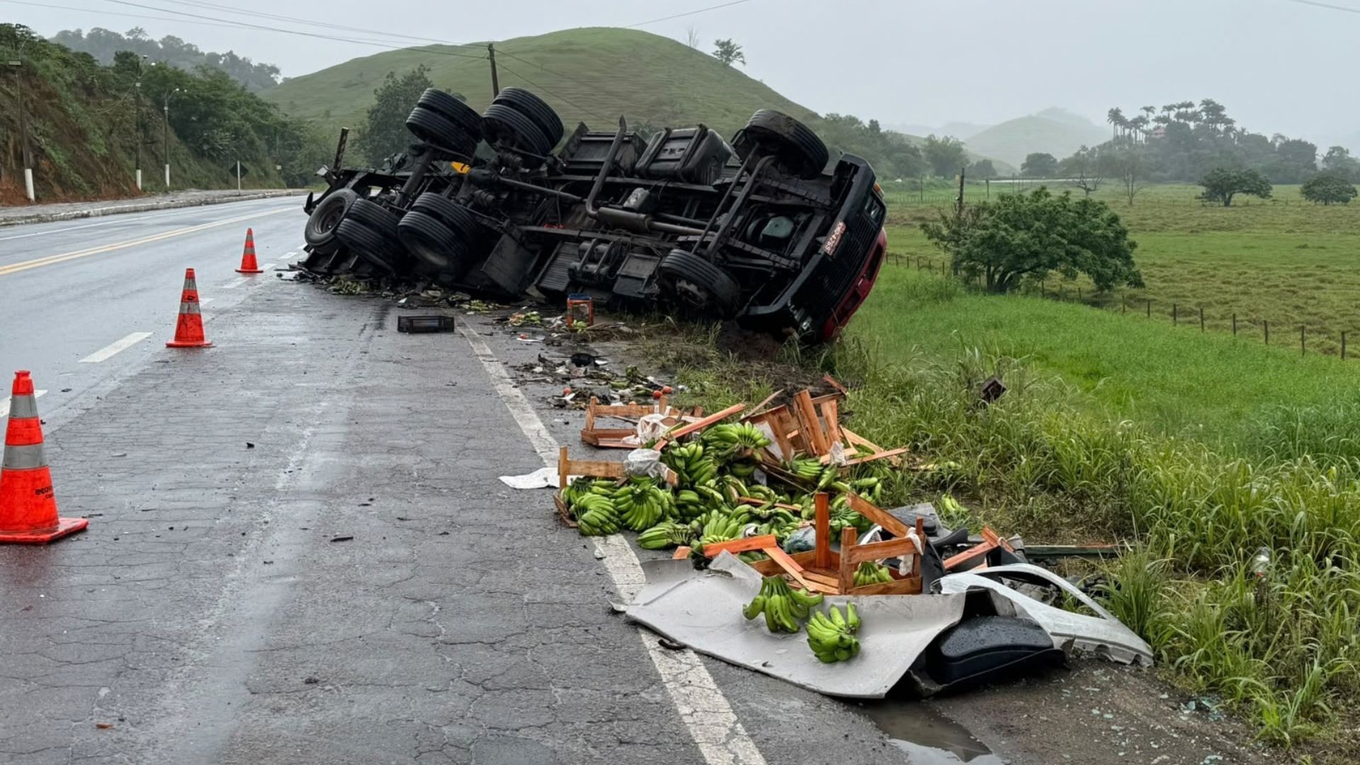 Caminhoneiro que transportava bananas morre em batida de frente com outro caminhão na BR-101, no ES
