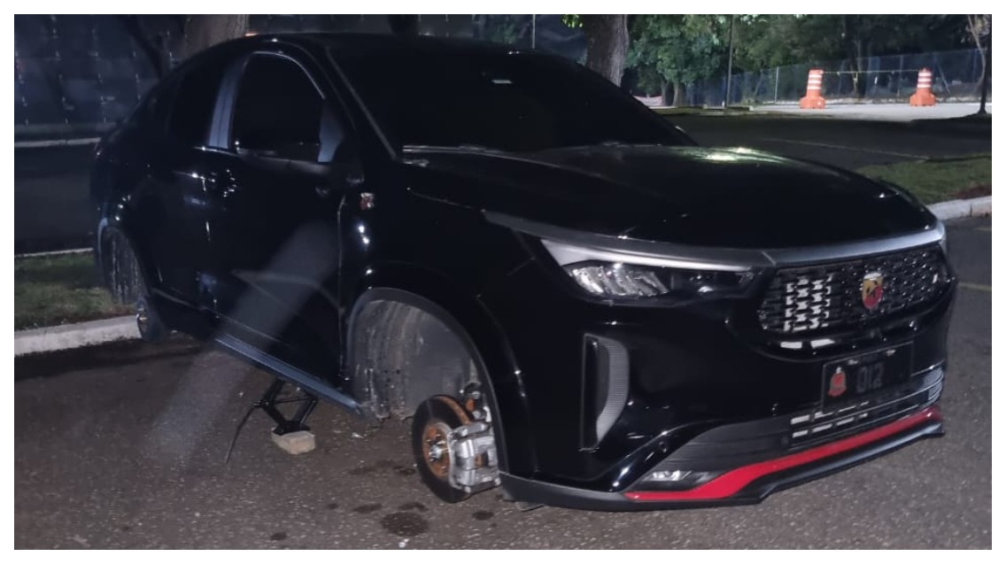 Rodas de carro oficial do deputado Gil Diniz, do PL, são furtadas em cemitério na Zona Leste de SP