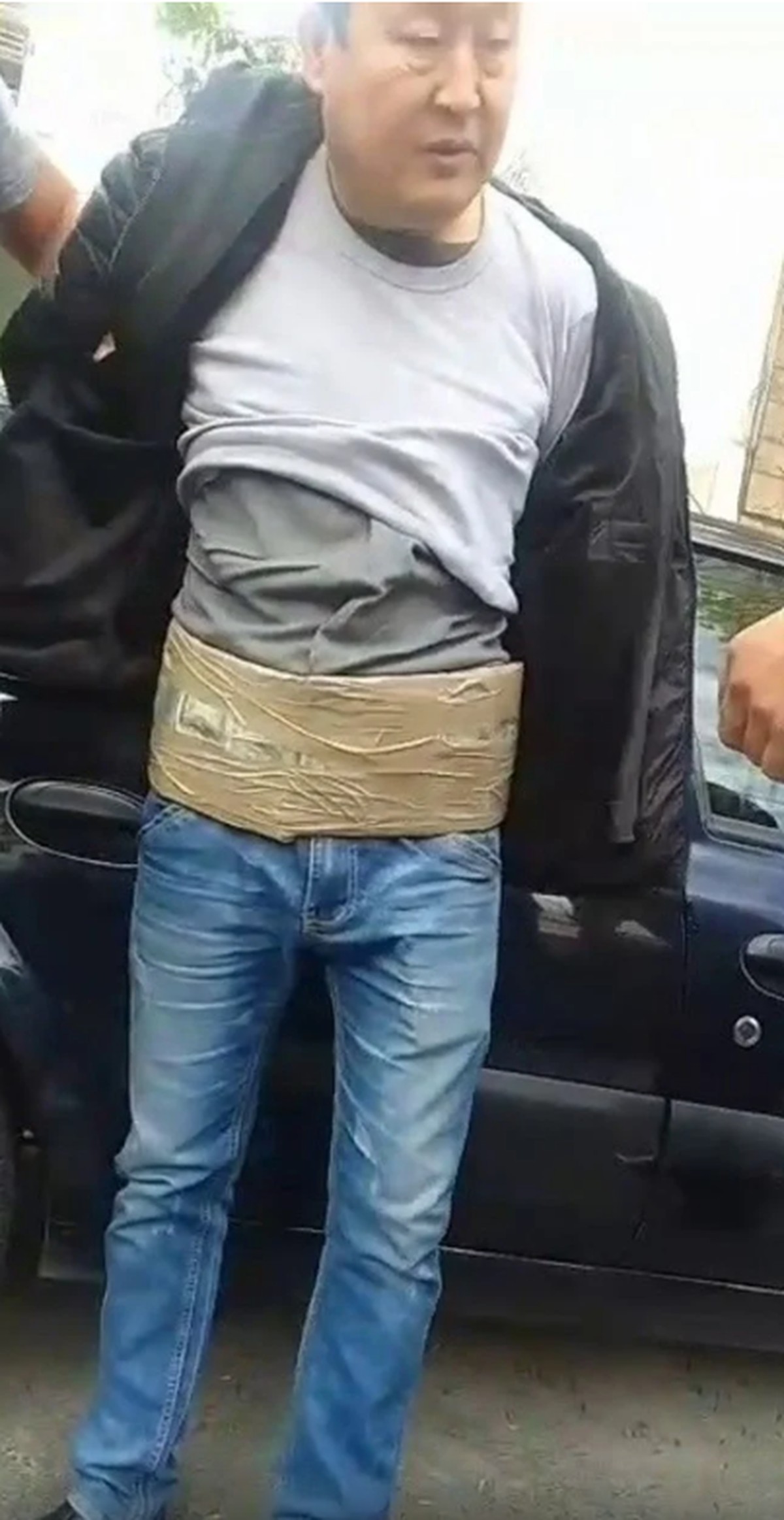 La polizia argentina arresta un uomo con un pacco del valore di 400.000 dollari legato al corpo  mondo