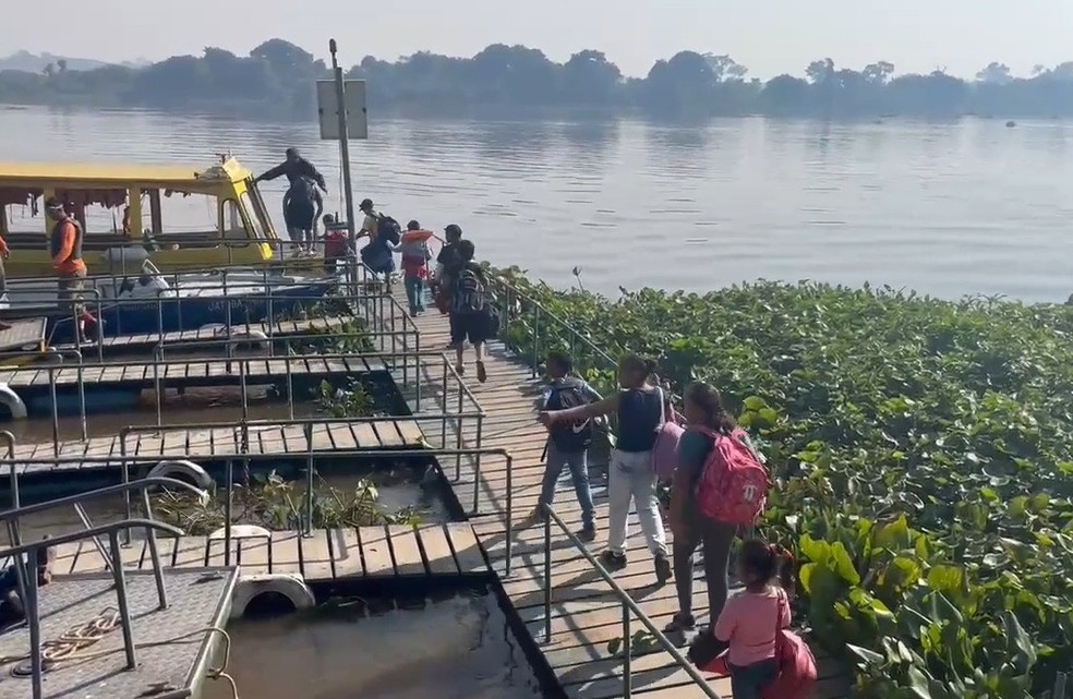 Alunos deixam escola às margens do rio Paraguai. — Foto: Reprodução