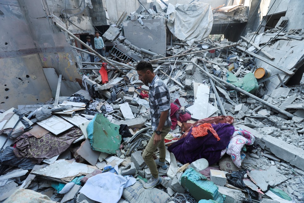 Palestino percorre escombros após ataque israelense no centro de Gaza — Foto: Ramadan Abed/Reuters