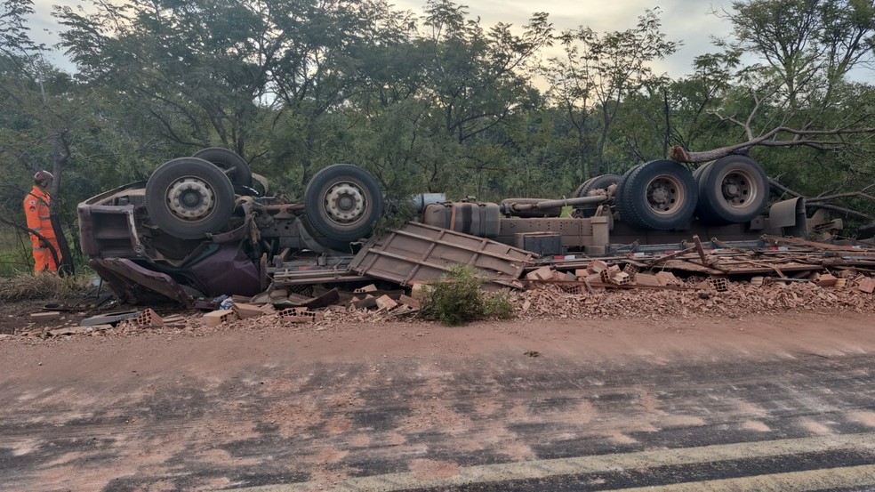 Motorista morre em capotamento na MG-428 próximo a Sacramento — Foto: Polícia Militar Rodoviária/Reprodução