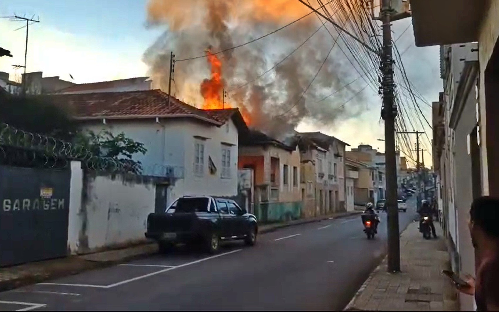 Casa ocupada por pessoas em situação de rua pega fogo no Centro de Varginha, MG