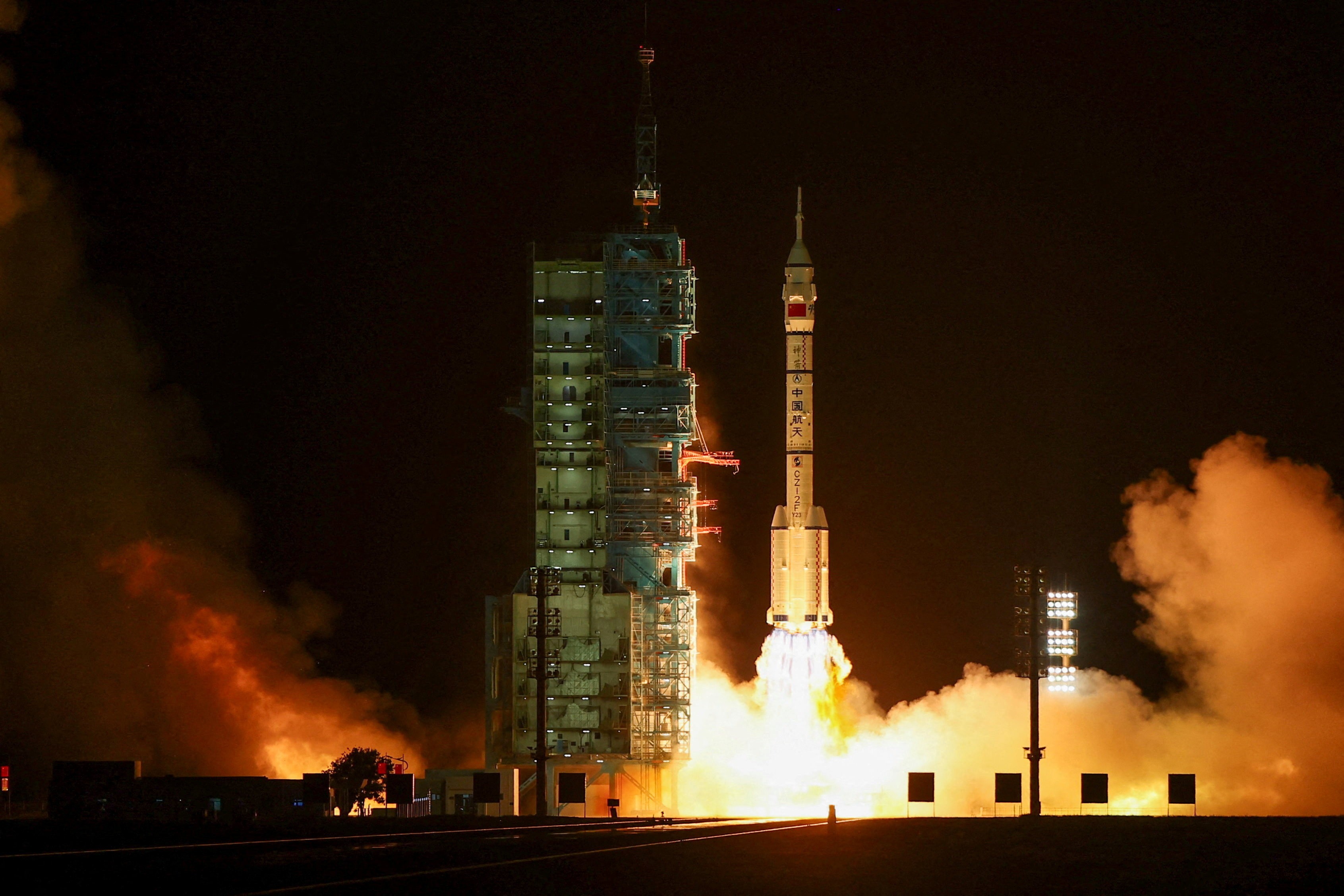 China lança missão para se preparar para ida à Lua; astronauta chinês passará um ano no espaço pela primeira vez