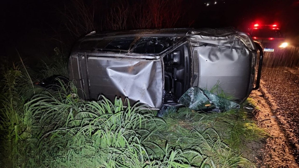 Carro roda na pista, capota e família sai ilesa na BR-354, em Formiga 