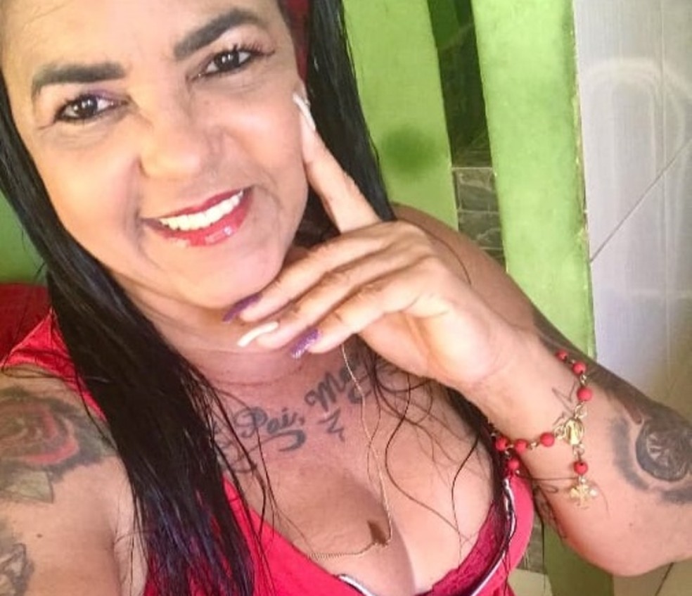 Mulher  retirada de casa e morta a tiros em bairro de Salvador — Foto: Reproduo/TV Bahia