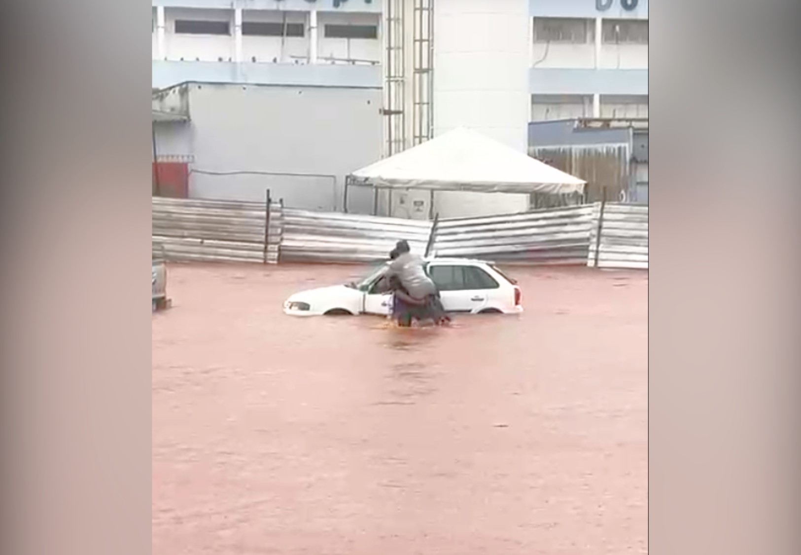 Idoso é socorrido por jovens após ficar preso em carro durante alagamento no Tocantins; VÍDEO
