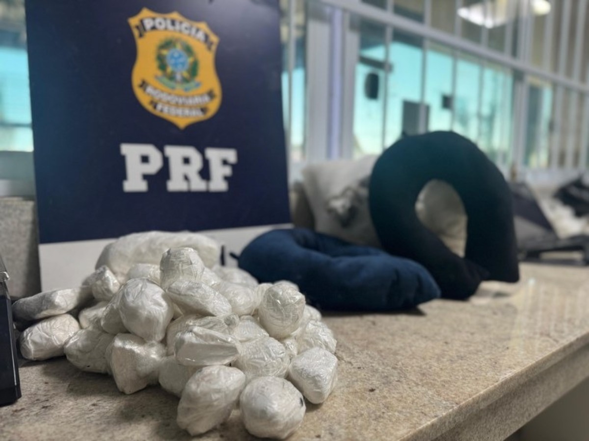 Adolescente é apreendida e mulher é presa por transportarem 4,5 kg de cocaína em almofadas e travesseiros em ônibus na Bahia