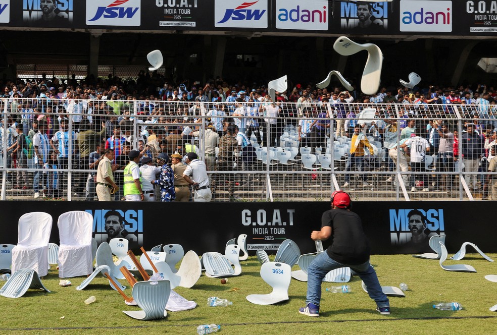 Torcedores lançam cadeiras após a saída do astro argentino Lionel Messi do estádio Vivekananda Yuva Bharati Krirangan, durante sua turnê pela Índia. — Foto: REUTERS/Sahiba Chawdhary