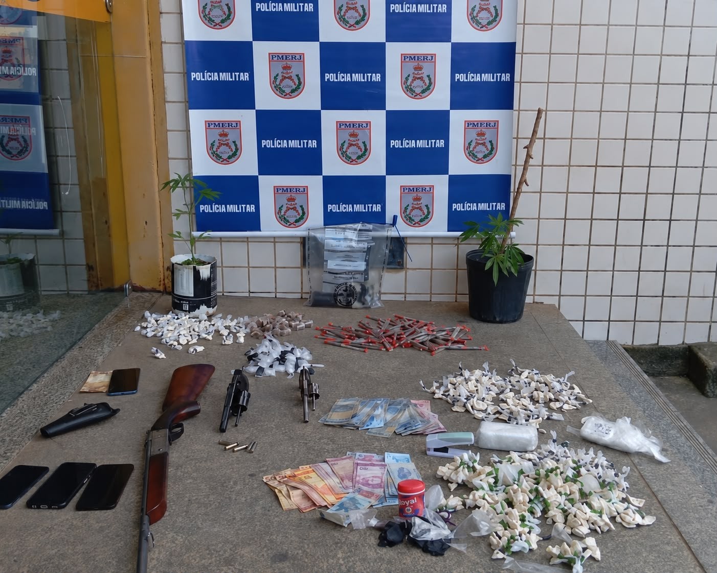 Três pessoas são presas por suspeita de tráfico de drogas em Miguel Pereira
