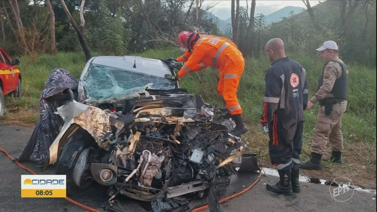 Motorista fica preso às ferragens após batida frontal na MG-173, em Sapucaí-Mirim, MG
